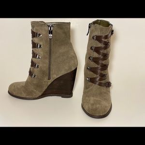 BCBG Kadeer Olive Green Booties
Visitar